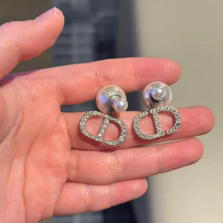 [BUNJANG] Dior Tribales Pearl CD Logo Earrings / 디올 트리발레스 진주 CD로고 귀걸이