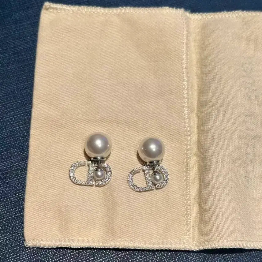 [BUNJANG] Dior Tribales Pearl CD Logo Earrings / 디올 트리발레스 진주 CD로고 귀걸이