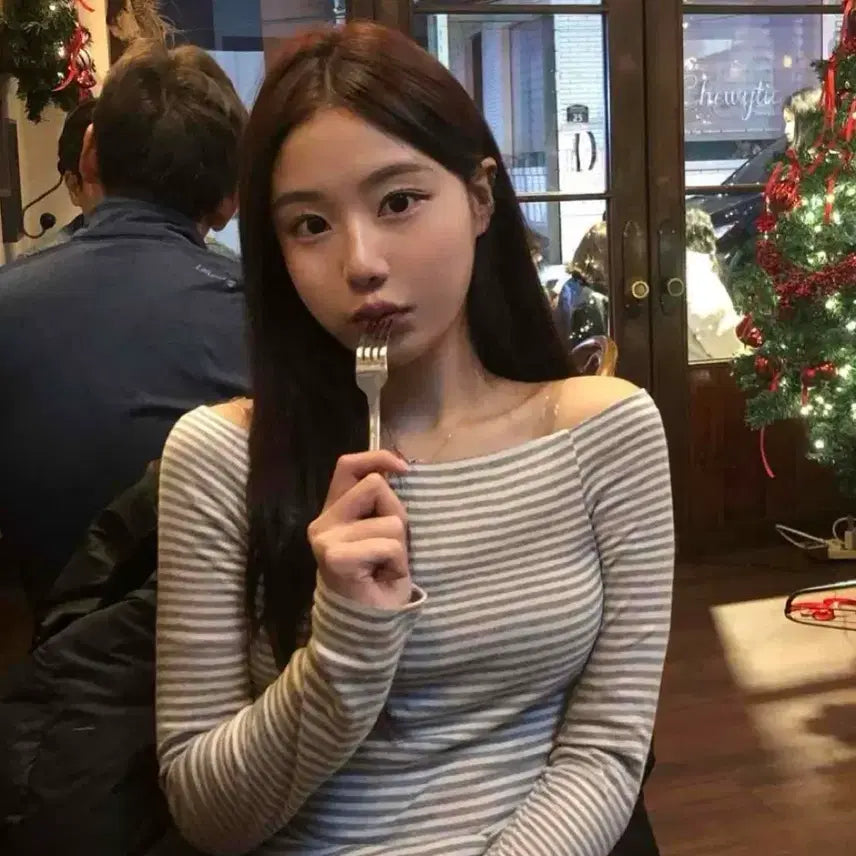 [BUNJANG] Avely Off-Shoulder Ribbed Long Sleeve Shirt / (새상품)에이블리 오프숄더 골지 긴팔 티셔츠