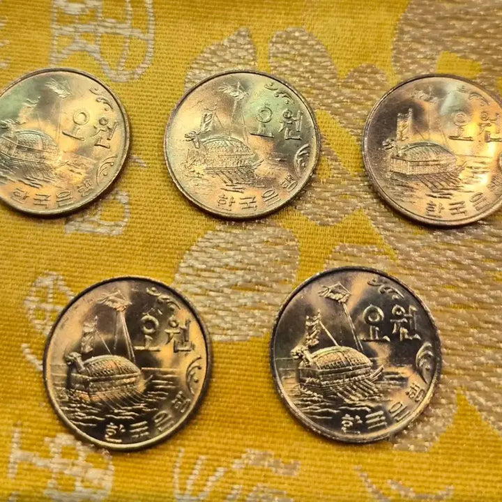 [BUNJANG] 1979 Bank of Korea 5 Won Coin Bundle / 1979년 한국은행 5원 5개일괄
