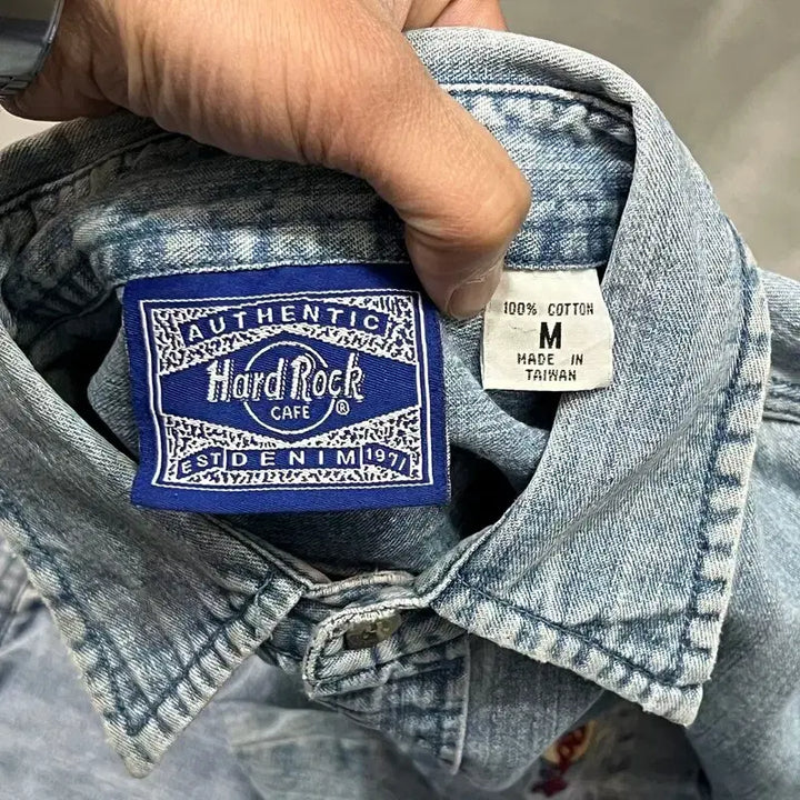 [BUNJANG] Hard Rock Cafe Embroidered Denim Shirt / 하드락카페 자수 데님 셔츠 y15809
