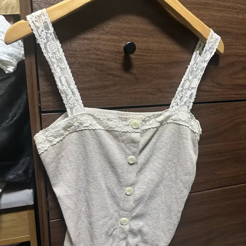 [BUNJANG] Oini Vintage Lace Cami Blouse Beige / 빈티지 레이스 나시 블라우스 베이지