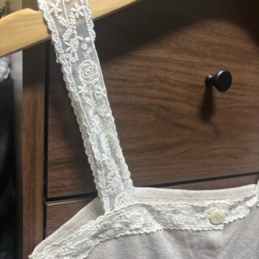 [BUNJANG] Oini Vintage Lace Cami Blouse Beige / 빈티지 레이스 나시 블라우스 베이지
