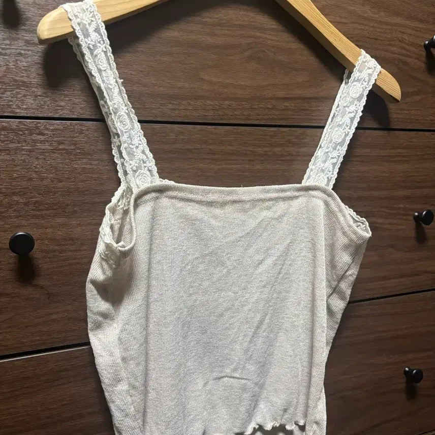 [BUNJANG] Oini Vintage Lace Cami Blouse Beige / 빈티지 레이스 나시 블라우스 베이지