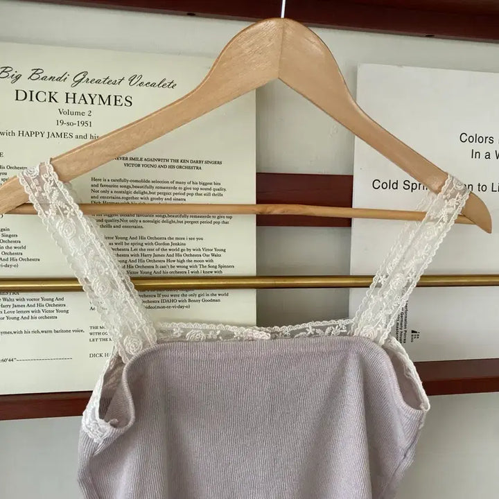 [BUNJANG] Oini Vintage Lace Cami Blouse Beige / 빈티지 레이스 나시 블라우스 베이지