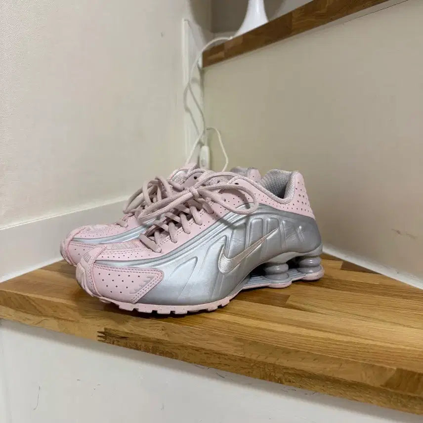 [BUNJANG] Nike Shox R4 Barely Rose Metallic Platinum Sneakers / 나이키샥스 R4 베얼리 로즈 메탈릭 플레티넘