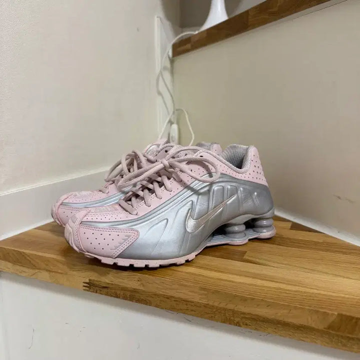 [BUNJANG] Nike Shox R4 Barely Rose Metallic Platinum Sneakers / 나이키샥스 R4 베얼리 로즈 메탈릭 플레티넘