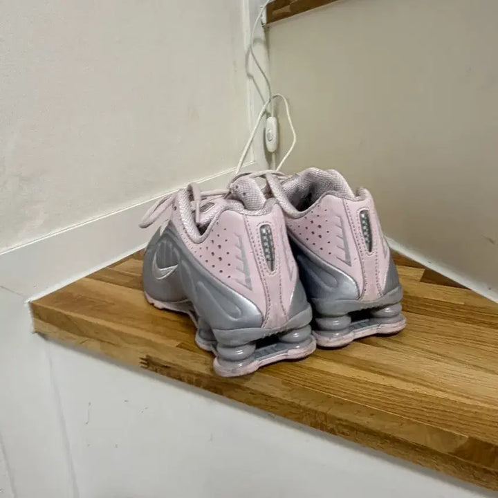 [BUNJANG] Nike Shox R4 Barely Rose Metallic Platinum Sneakers / 나이키샥스 R4 베얼리 로즈 메탈릭 플레티넘