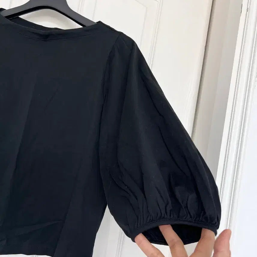[BUNJANG] Uniqlo Black Puff Sleeve T-shirt / 유니클로 블랙 퍼프 티셔츠