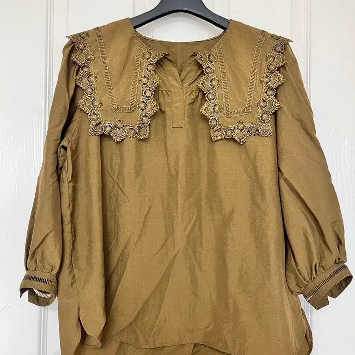 [BUNJANG] The Edge Lace Detail Khaki Blouse (Size 55) / 더엣지 빅카라 카키 블라우스(55)