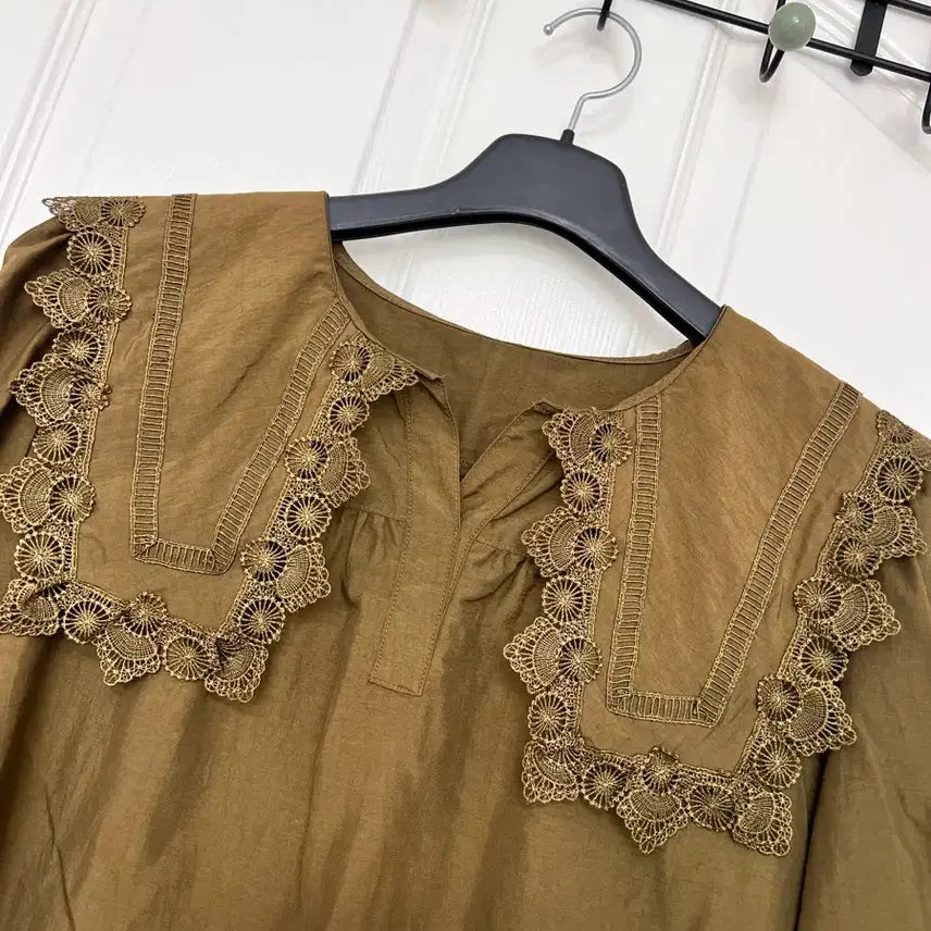 [BUNJANG] The Edge Lace Detail Khaki Blouse (Size 55) / 더엣지 빅카라 카키 블라우스(55)