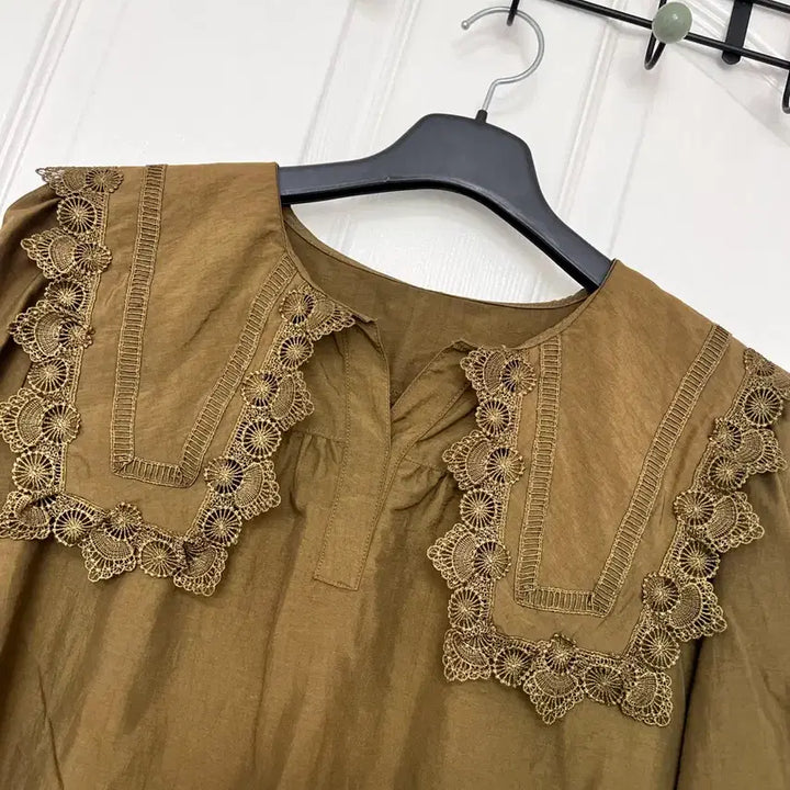 [BUNJANG] The Edge Lace Detail Khaki Blouse (Size 55) / 더엣지 빅카라 카키 블라우스(55)
