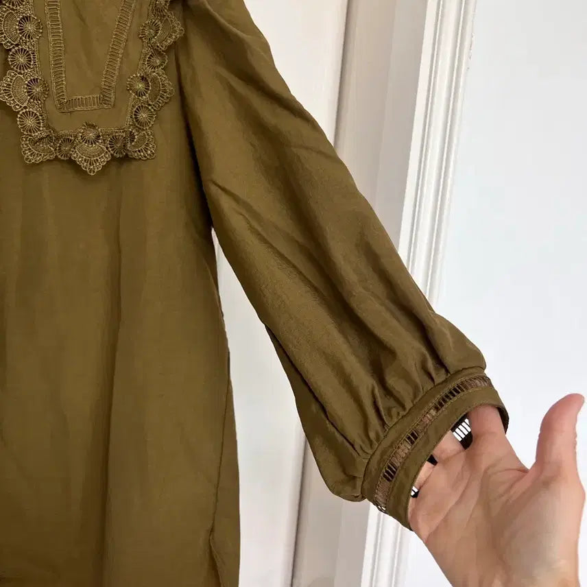 [BUNJANG] The Edge Lace Detail Khaki Blouse (Size 55) / 더엣지 빅카라 카키 블라우스(55)