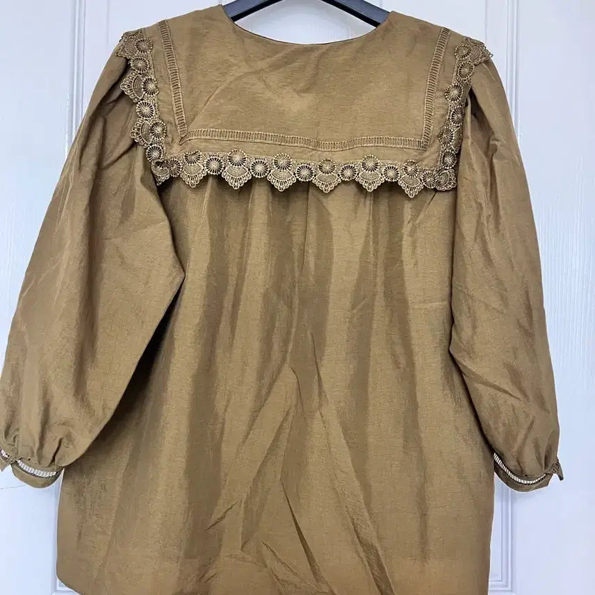 [BUNJANG] The Edge Lace Detail Khaki Blouse (Size 55) / 더엣지 빅카라 카키 블라우스(55)