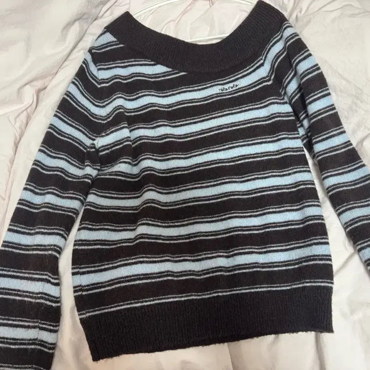 [BUNJANG] Rola Rola Off-Shoulder Striped Knit Top / 로라로라 언발란스 오프숄더 스트라이프 니트 브라운블루
