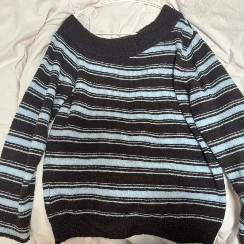 [BUNJANG] Rola Rola Off-Shoulder Striped Knit Top / 로라로라 언발란스 오프숄더 스트라이프 니트 브라운블루