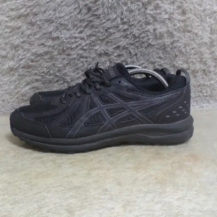 [BUNJANG] Asics Frequent Trail Triple Black Sneakers (Used) / 후루룩구제 260 아식스 프리퀀트 트레일 트리플 블랙 운동화 중고 신발