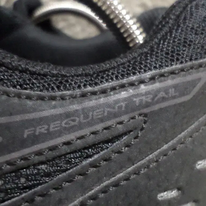 [BUNJANG] Asics Frequent Trail Triple Black Sneakers (Used) / 후루룩구제 260 아식스 프리퀀트 트레일 트리플 블랙 운동화 중고 신발