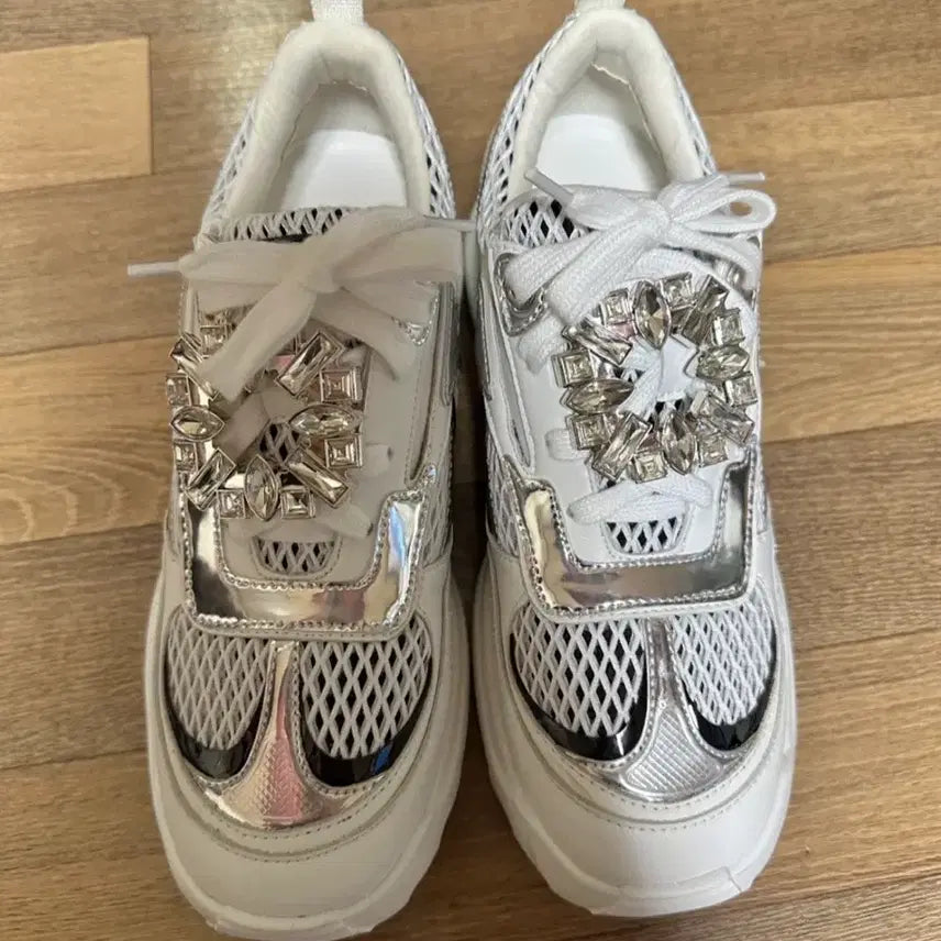 [BUNJANG] White Cubic Sneakers (Size 240) / 화이트 큐빅 장식 스니커즈(운동화)240새상품