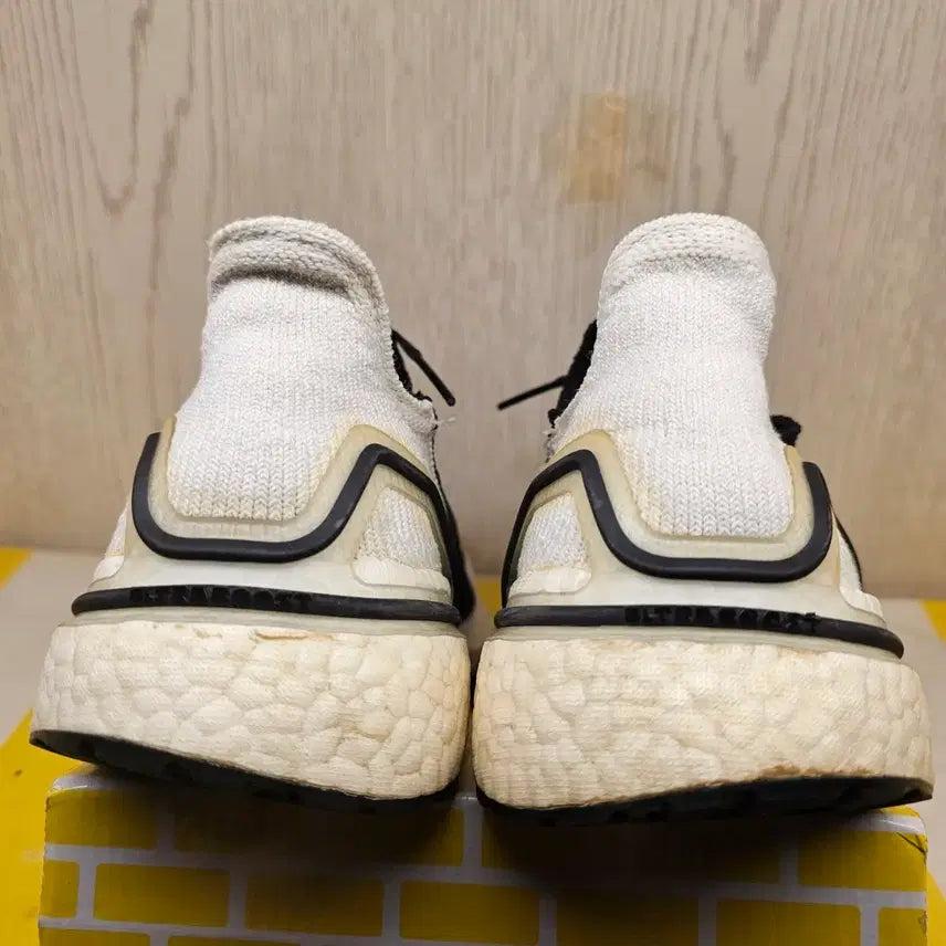 [BUNJANG] Adidas Ultraboost Black/White Sneakers / 아디다스 울트라부스트 블랙/화이트 운동화