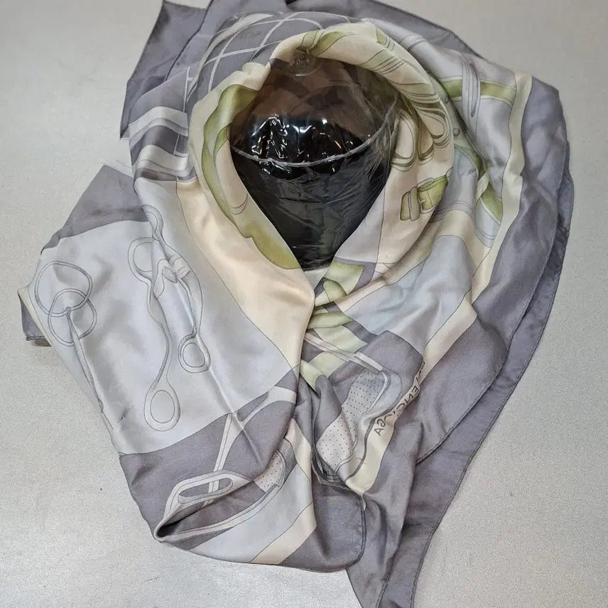 [BUNJANG] Balenciaga Silk Square Scarf / [AI 97%] 발렌시아가 실크사각스카프 89x89 봄가을 38399