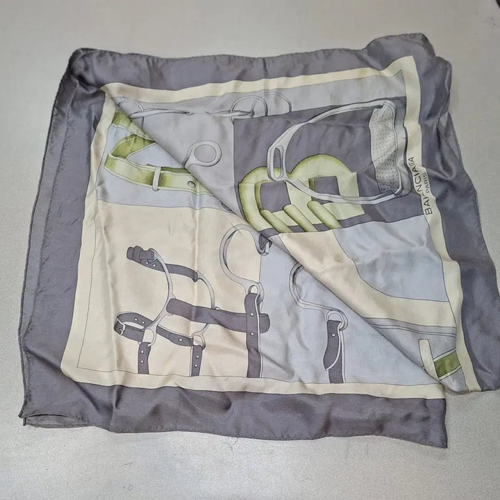[BUNJANG] Balenciaga Silk Square Scarf / [AI 97%] 발렌시아가 실크사각스카프 89x89 봄가을 38399