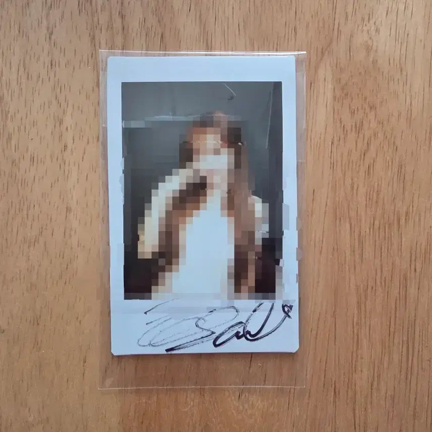 [BUNJANG] ARTMS HaSeul Signed Polaroid / ARTMS 이달의 소녀 하슬 사인 폴라로이드