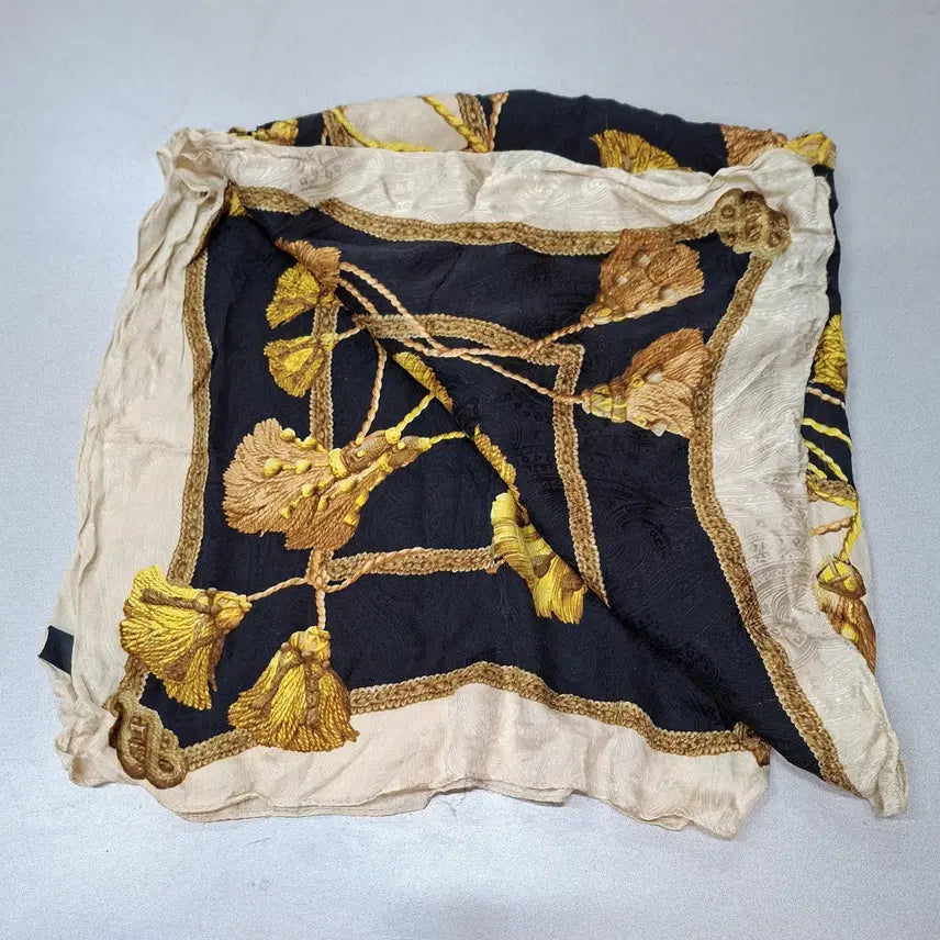 [BUNJANG] Pierre Cardin Silk Square Scarf / [AI 97%] 피에르가르뎅 실크사각스카프 84x84 봄가을 38407