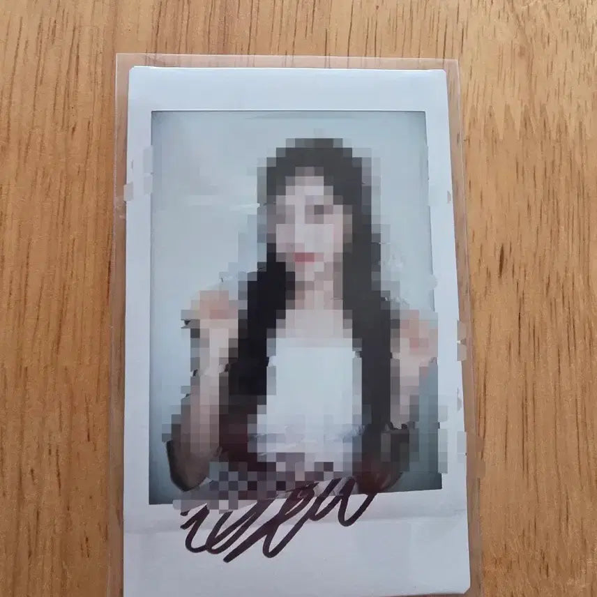 [BUNJANG] ARTMS HaSeul Signed Polaroid / ARTMS 이달의 소녀 하슬 사인 폴라로이드