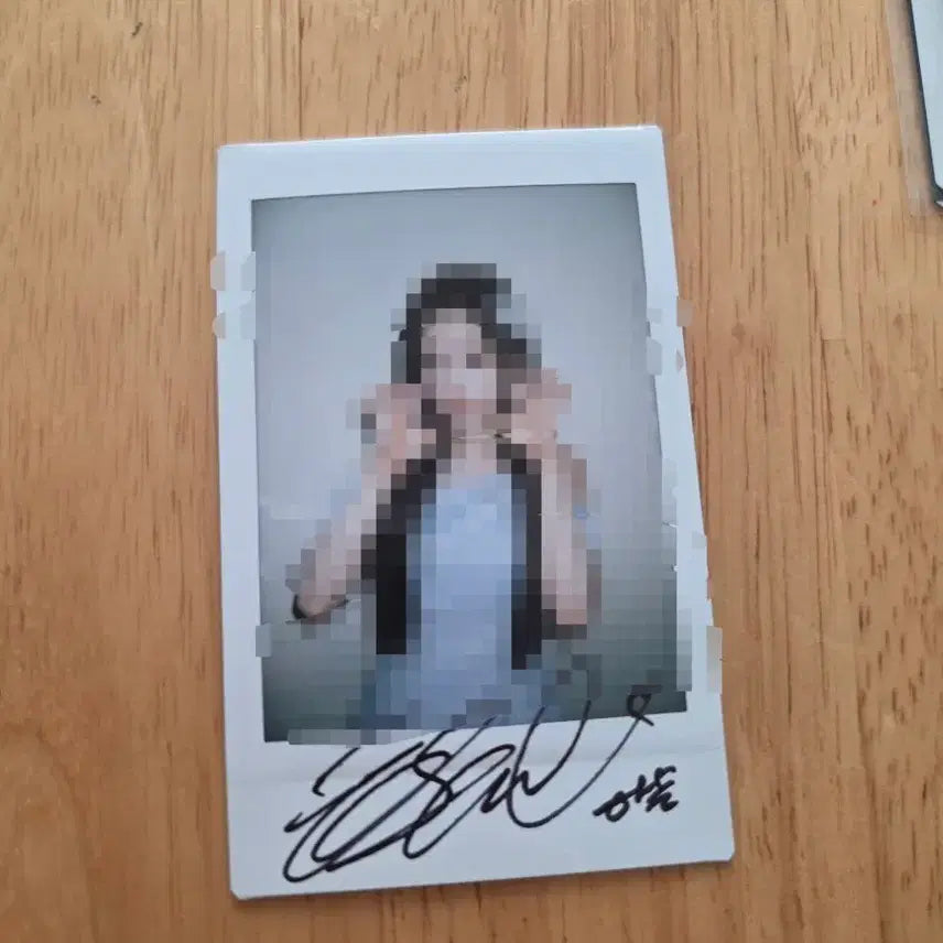 [BUNJANG] ARTMS HaSeul Signed Polaroid / ARTMS 이달의 소녀 하슬 사인 폴라로이드