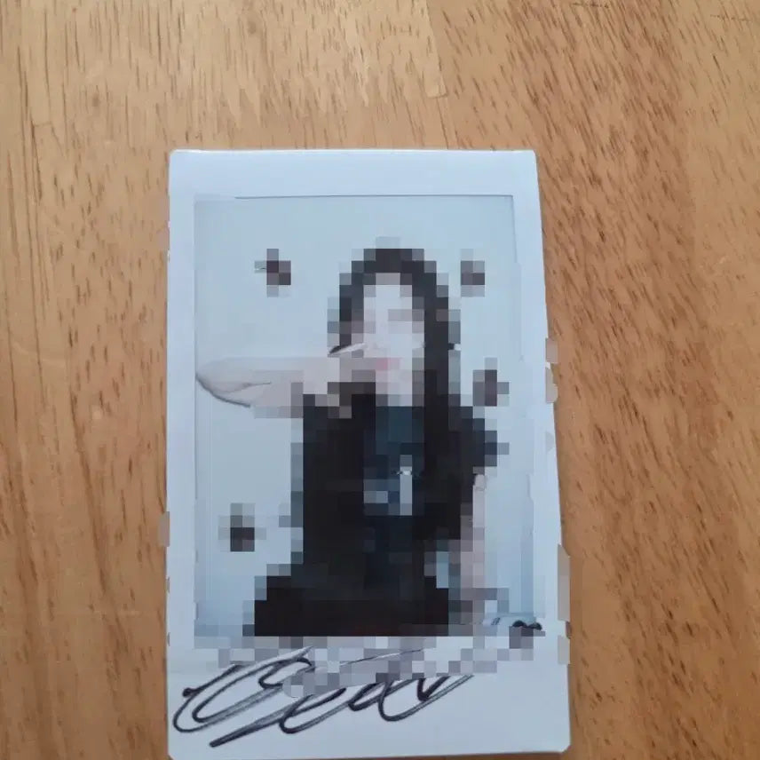 [BUNJANG] ARTMS HaSeul Signed Polaroid / ARTMS 이달의 소녀 하슬 사인 폴라로이드