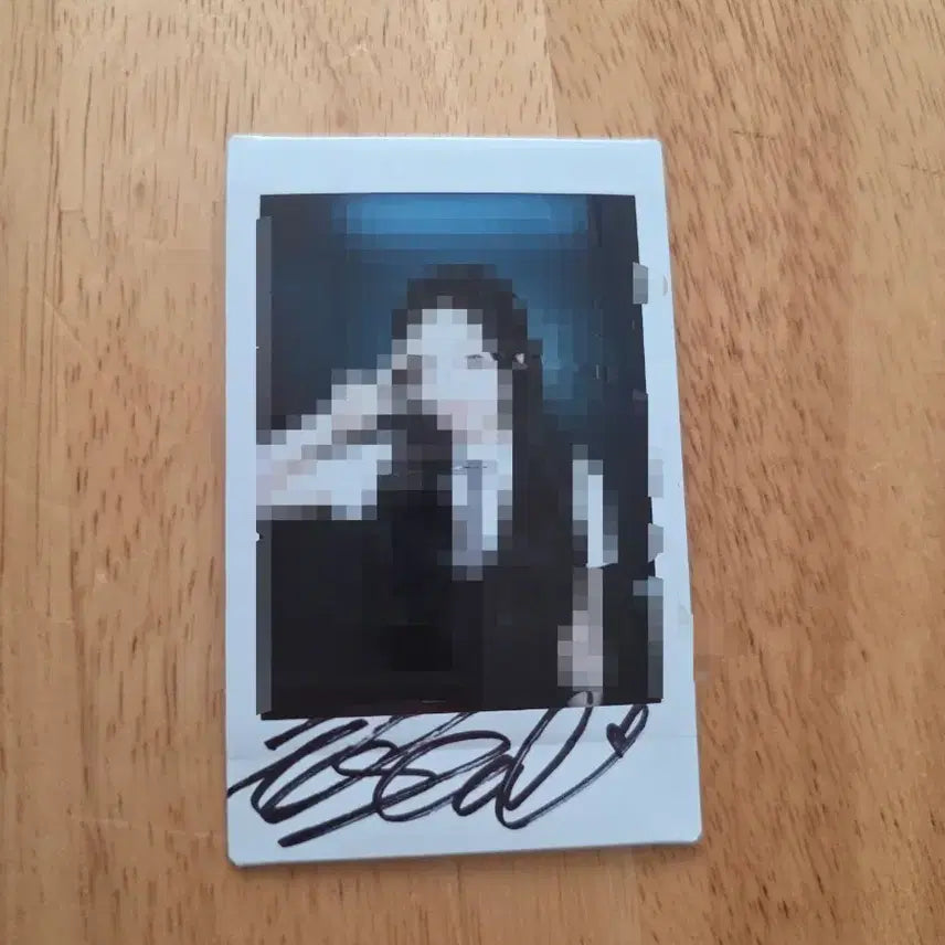 [BUNJANG] ARTMS HaSeul Signed Polaroid / ARTMS 이달의 소녀 하슬 사인 폴라로이드