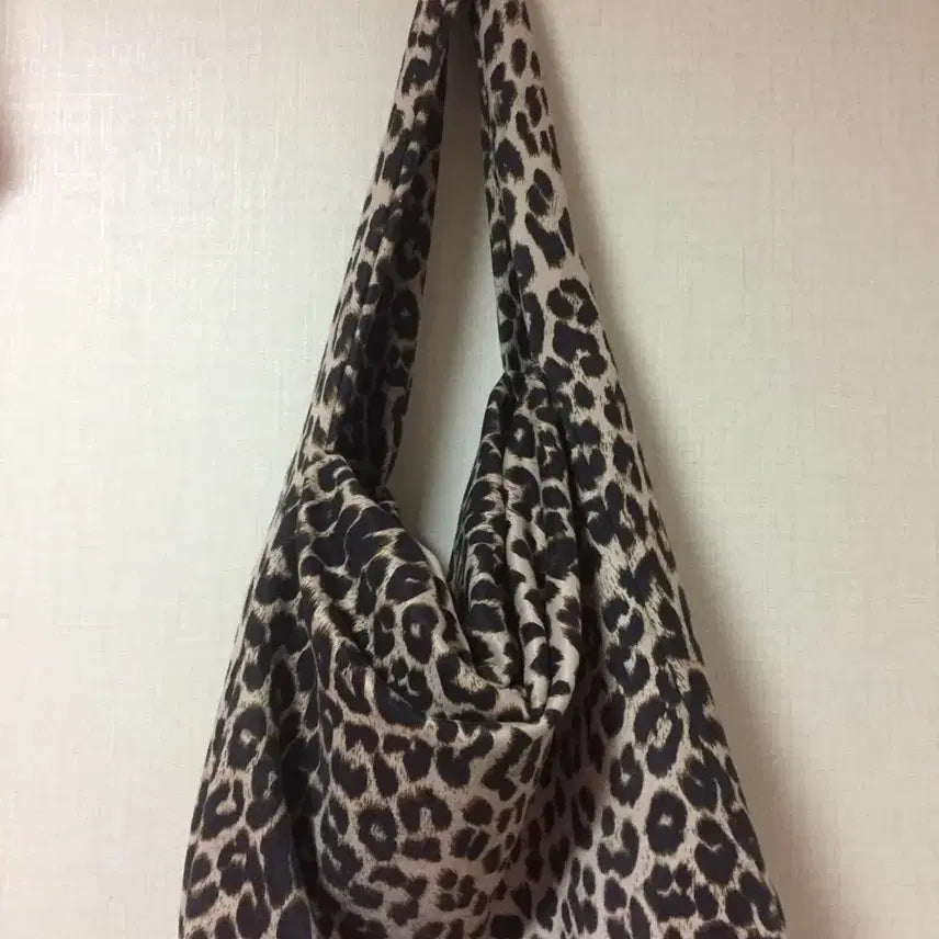 [BUNJANG] Zigzag Leopard Print Hobo Shoulder Bag / 지그재그 호피 숄더백 호보백