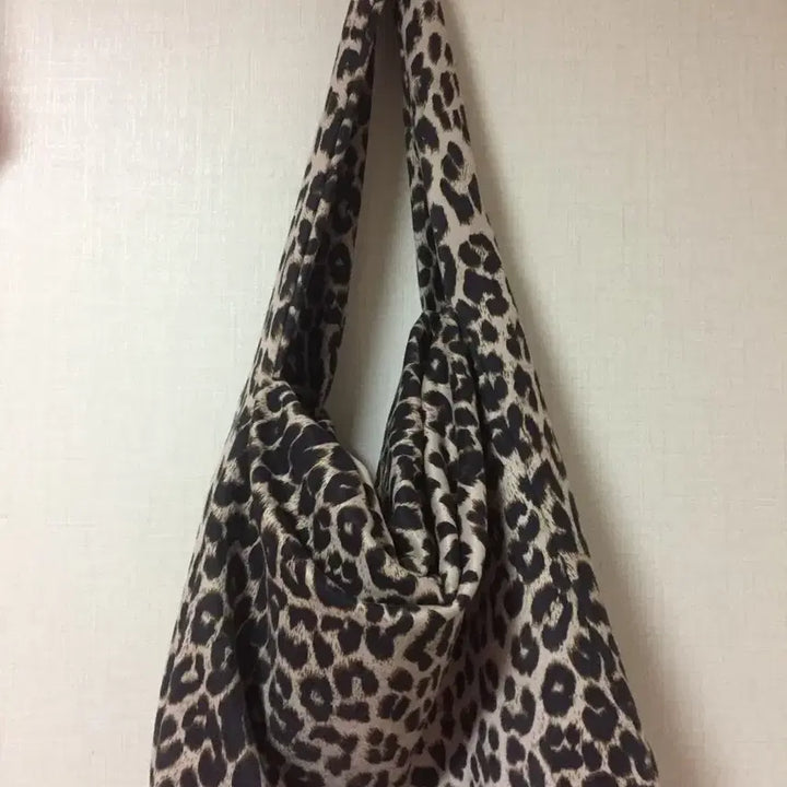 [BUNJANG] Zigzag Leopard Print Hobo Shoulder Bag / 지그재그 호피 숄더백 호보백