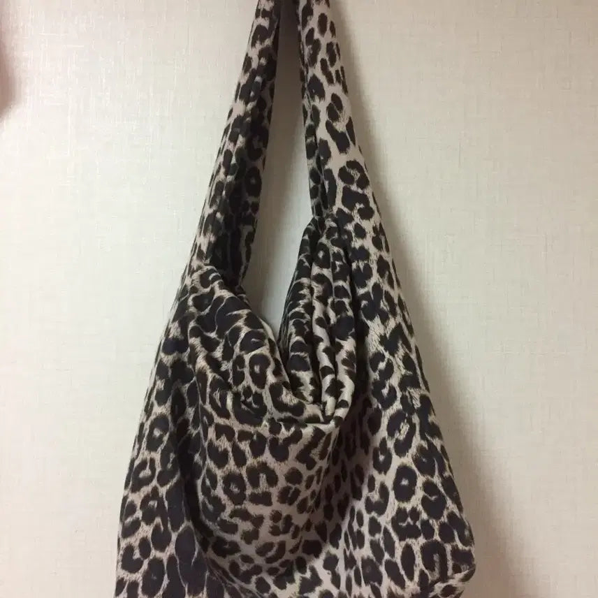 [BUNJANG] Zigzag Leopard Print Hobo Shoulder Bag / 지그재그 호피 숄더백 호보백