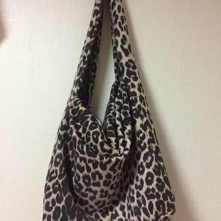 [BUNJANG] Zigzag Leopard Print Hobo Shoulder Bag / 지그재그 호피 숄더백 호보백