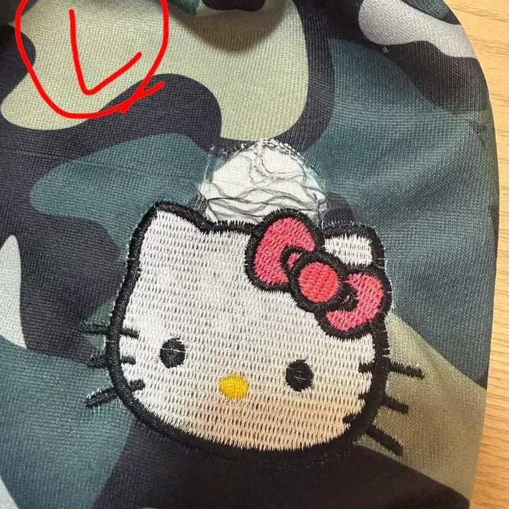 [BUNJANG] Hello Kitty Camo Hoodie Zip-up (Damaged) / 헬로키티 카모 후드집업 / 미착용 하자상품