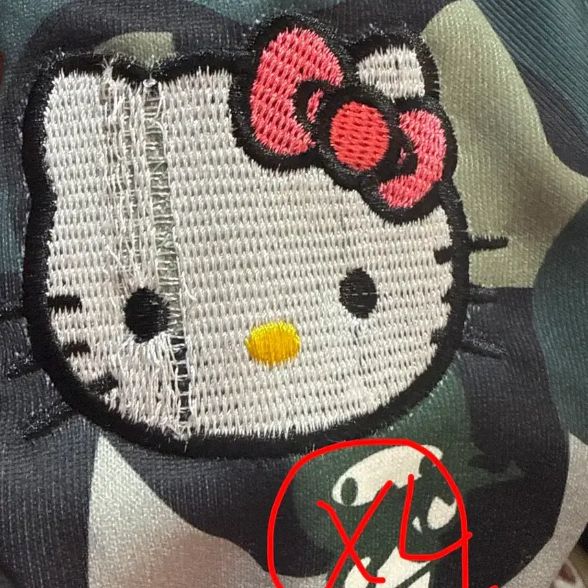 [BUNJANG] Hello Kitty Camo Hoodie Zip-up (Damaged) / 헬로키티 카모 후드집업 / 미착용 하자상품