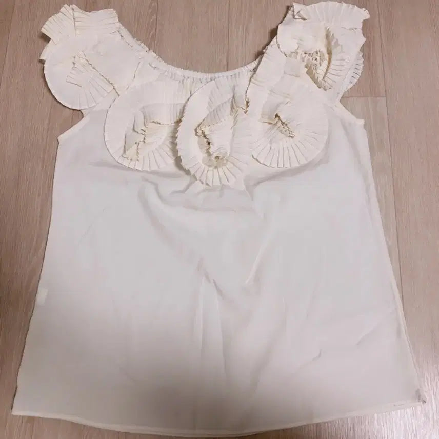[BUNJANG] Wrinkle Flower Off-Shoulder Blouse / 주름꽃 오프숄더 블라우스