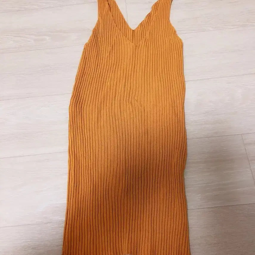 [BUNJANG] Mustard V-neck Sleeveless Top / 겨자색 브이넥 나시 티