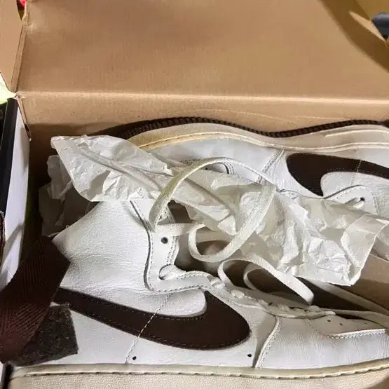 [BUNJANG] Nike Air Force 1 High Retro QS White/Brown Sneakers / 나이키 에어포스1 하이 레트로 qs 275 화이트/브라운