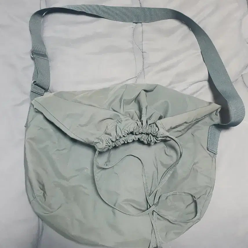 [BUNJANG] Uniqlo U Drawstring Shoulder Bag Dark Green / 유니클로u 드로우스트링 숄더백 다크그린