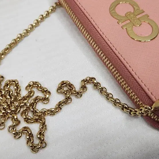 [BUNJANG] Ferragamo Double Gancini Saffiano Chain Wallet / 페라가모 더블 간치니 사피아노 체인 반지갑. 체인백