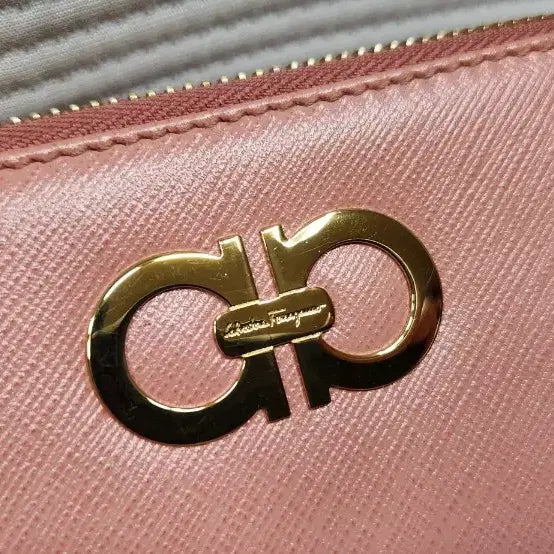[BUNJANG] Ferragamo Double Gancini Saffiano Chain Wallet / 페라가모 더블 간치니 사피아노 체인 반지갑. 체인백