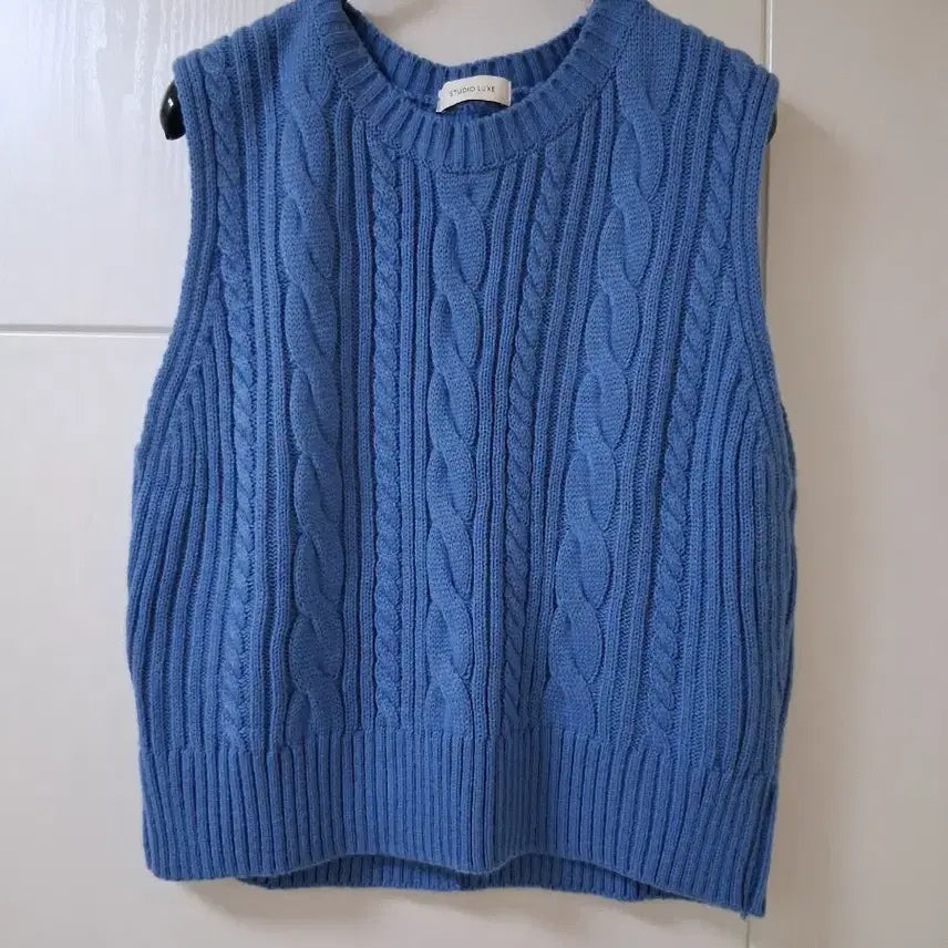[BUNJANG] Studio Looks Cable Knit Vest Blue / 스튜디오 룩스 케이블 니트 조끼 블루