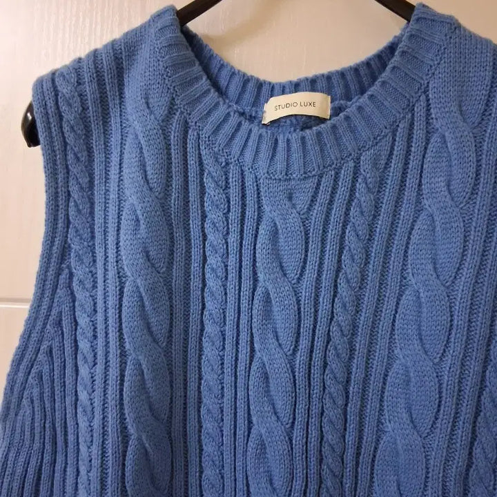 [BUNJANG] Studio Looks Cable Knit Vest Blue / 스튜디오 룩스 케이블 니트 조끼 블루