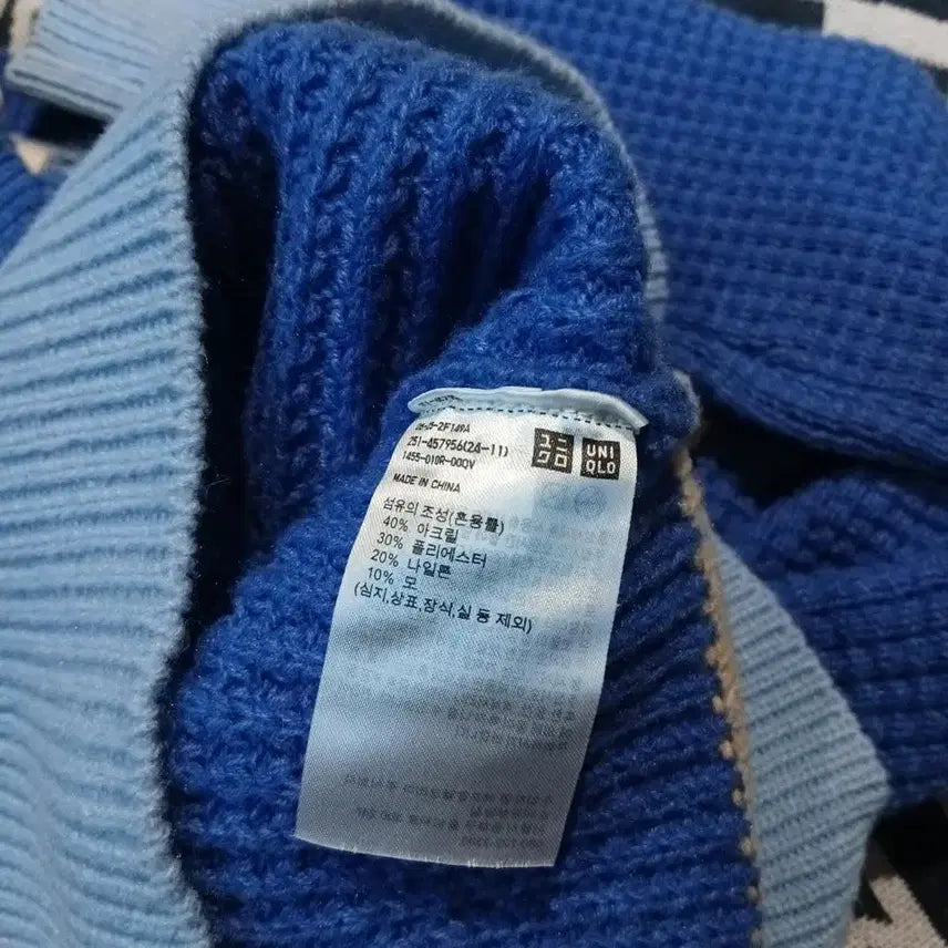 [BUNJANG] Uniqlo x Marni Blue Sky Blue Waffle Pattern Wool Blend V-Neck Knit / 유니클로 X 마르니 블루 스카이블루 배색 와플패턴 울렌 블렌드 브이넥 니