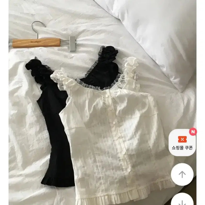 [BUNJANG] Hiniqu Pair Lace Frill Camisole Blouse / 히니크 페얼 레이스 프릴 나시 블라우스(새상품)