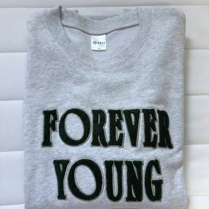 [BUNJANG] Day6 Forever Young Yokohama Concert Sweatshirt / 데이식스 요코하마 맨투맨