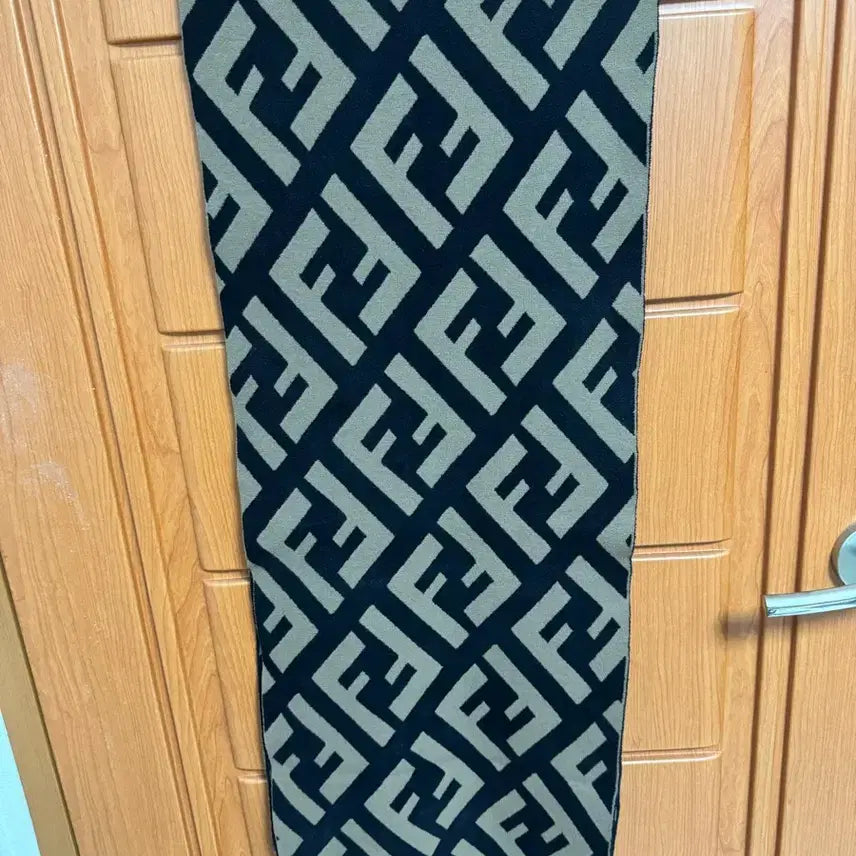 [BUNJANG] Fendi FF Logo Reversible Muffler / 펜디 FF 로고 양면 머플러